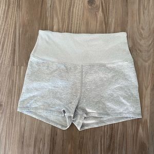 Alo Yoga Alosoft Aura Short in heather gray size S